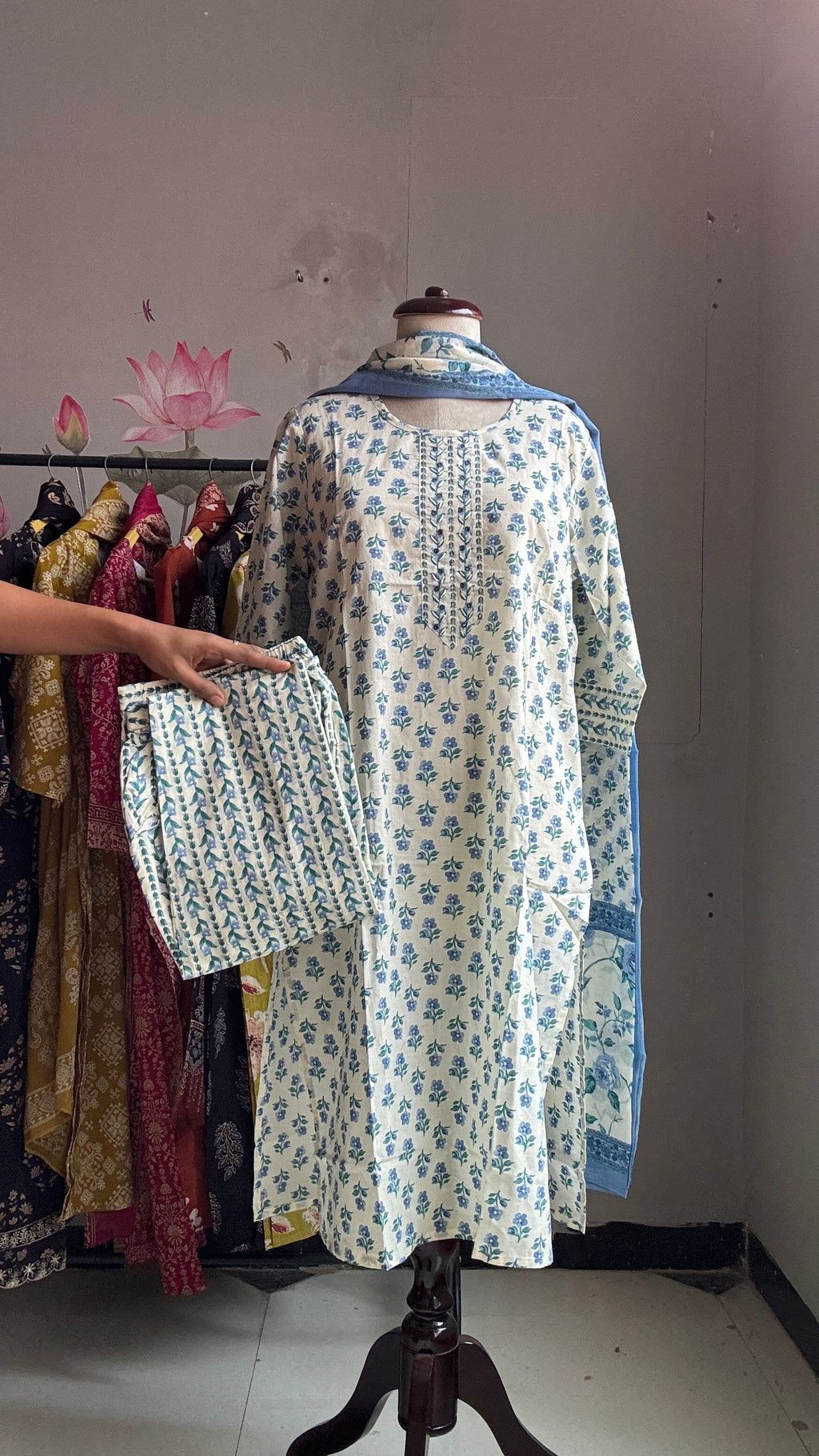 Avni Welcome Special Suit